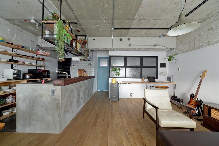 「モルタル天板の造作キッチンが引立つ空間」のリビングダイニング