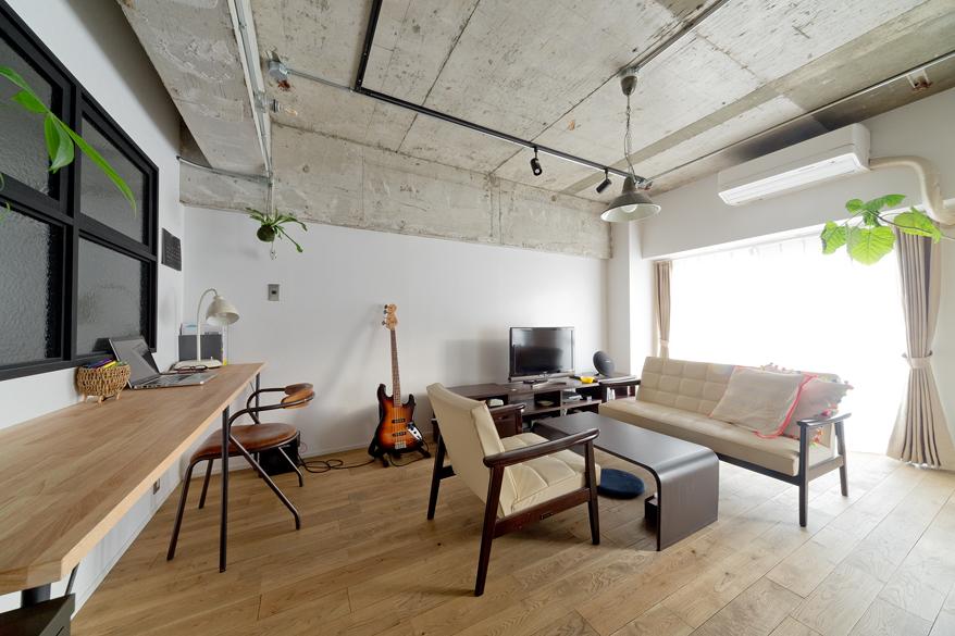 「モルタル天板の造作キッチンが引立つ空間」のリビングダイニング