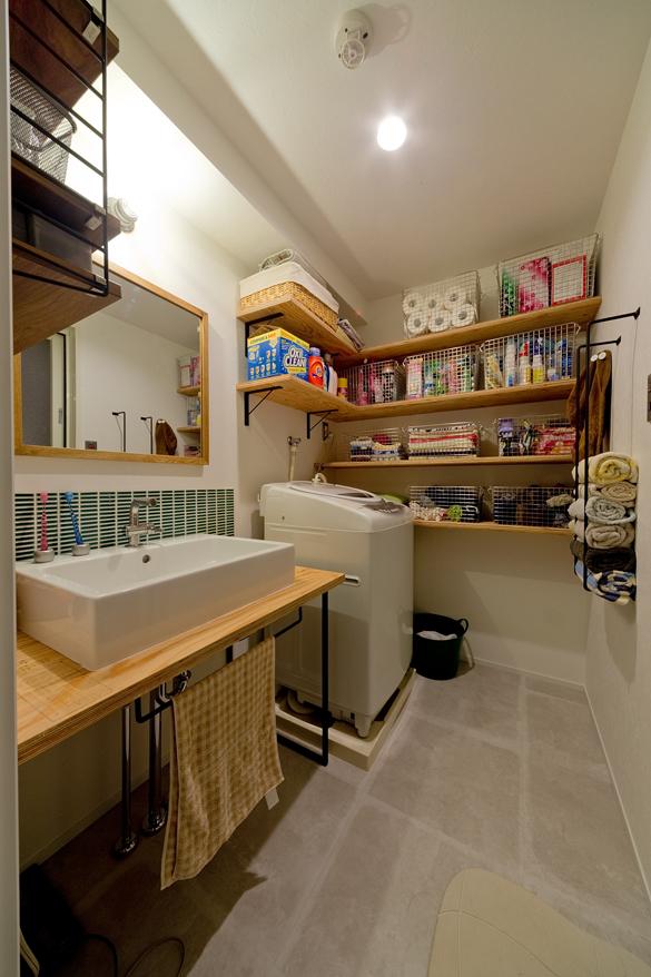 「モルタル天板の造作キッチンが引立つ空間」のお風呂・洗面所・トイレ