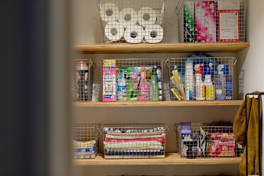 「モルタル天板の造作キッチンが引立つ空間」のお風呂・洗面所・トイレ