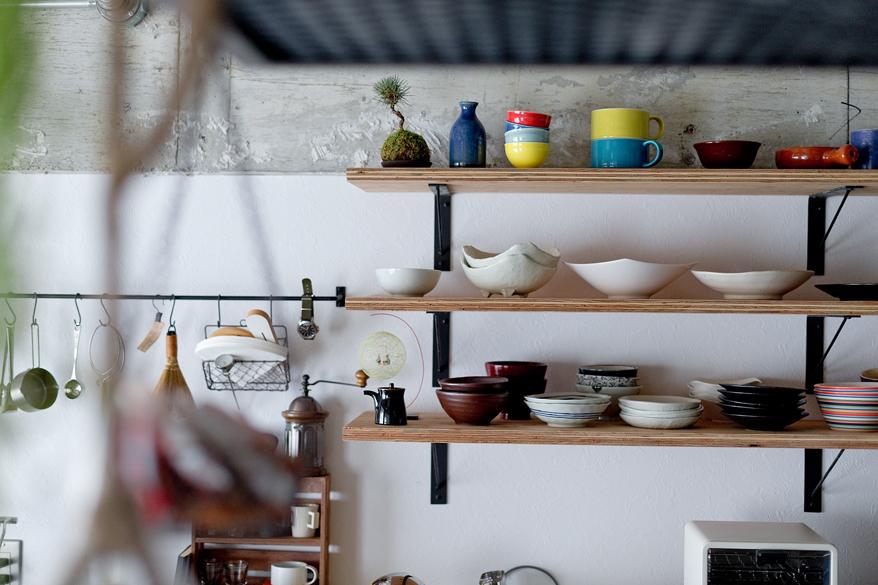 「モルタル天板の造作キッチンが引立つ空間」のキッチン