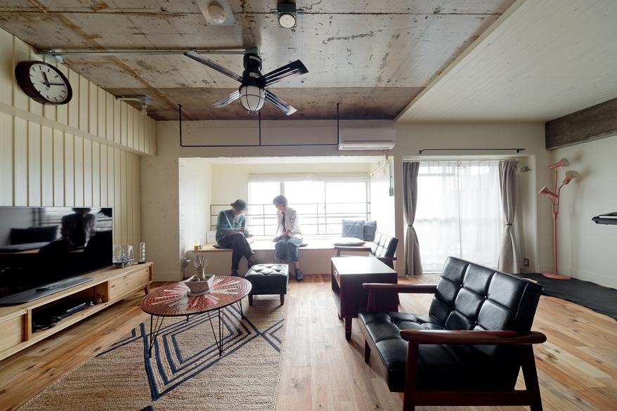 天井のファンが個性的でおしゃれなリビングです。