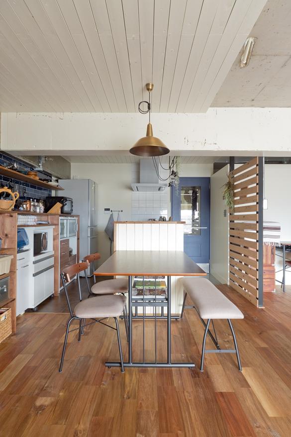 「潮風感じるシャビーホワイトの色使い」のリビングダイニング