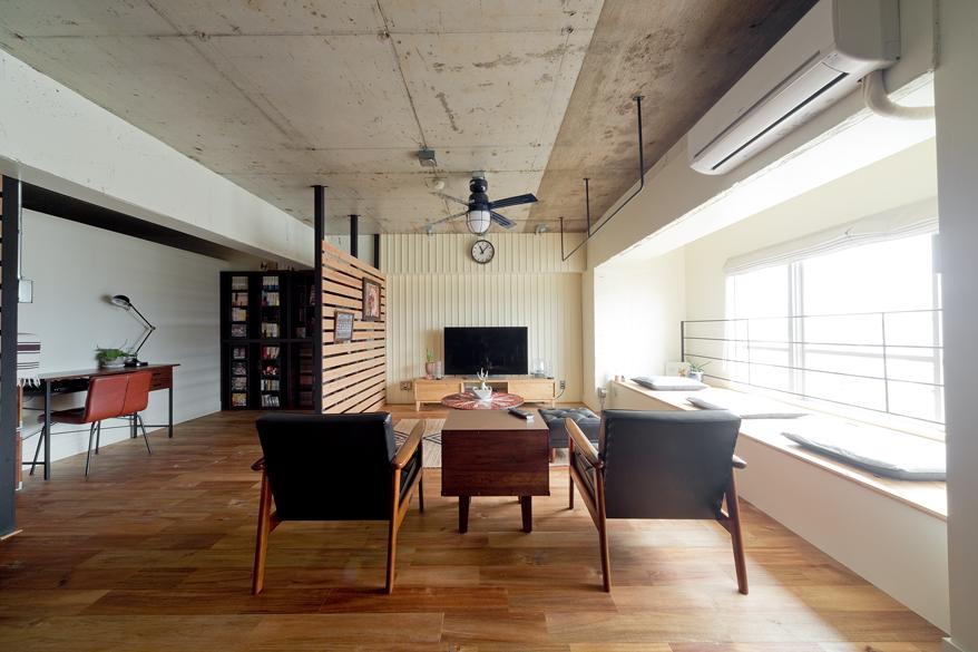 「潮風感じるシャビーホワイトの色使い」のリビングダイニング