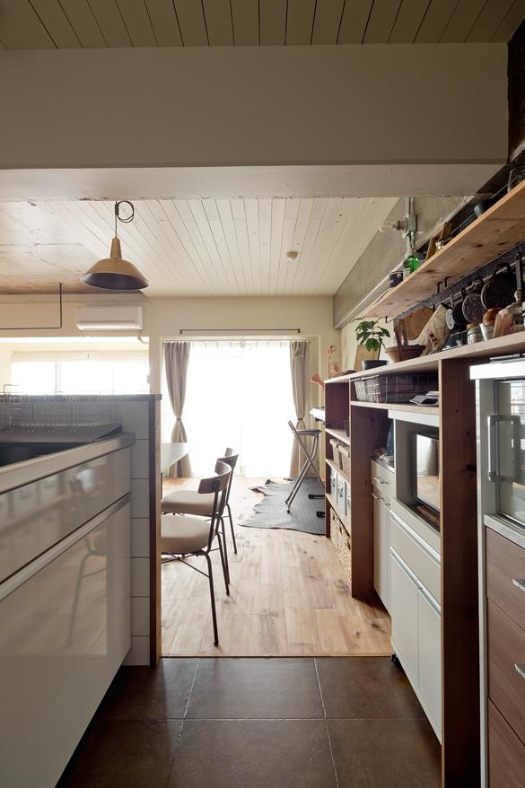 「潮風感じるシャビーホワイトの色使い」のキッチン