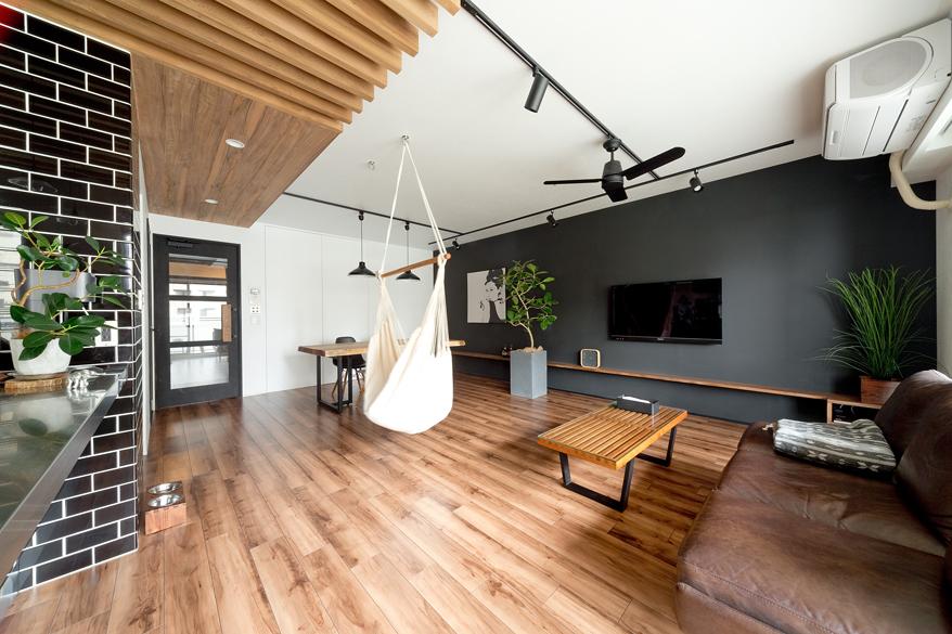 「白×黒×ハンモック」のリビングダイニング