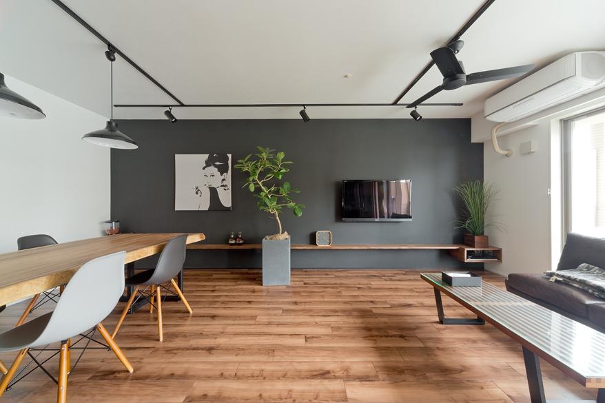 「白×黒×ハンモック」のリビングダイニング