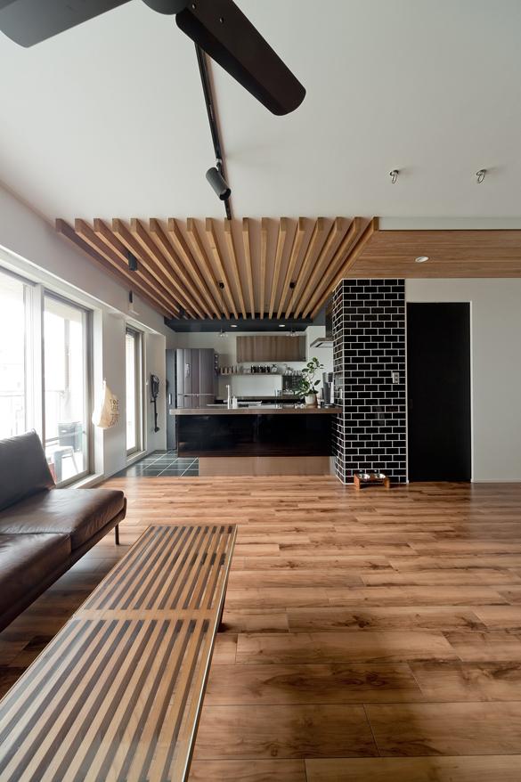 「白×黒×ハンモック」のリビングダイニング