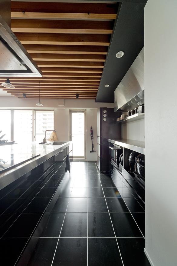 「白×黒×ハンモック」のキッチン