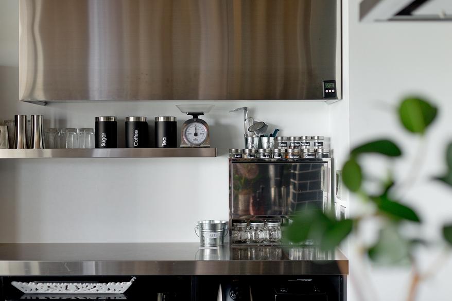 「白×黒×ハンモック」のキッチン