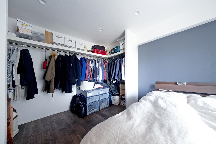 「長方形を楽しむ。シンプル＆グリーンの暮らし」の寝室