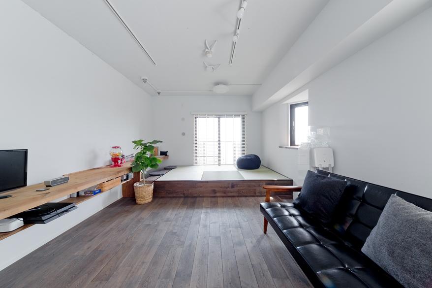 「長方形を楽しむ。シンプル＆グリーンの暮らし」のリビングダイニング