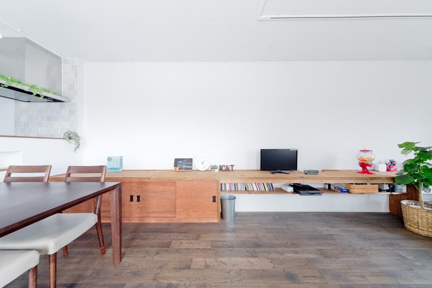 「長方形を楽しむ。シンプル＆グリーンの暮らし」のリビングダイニング