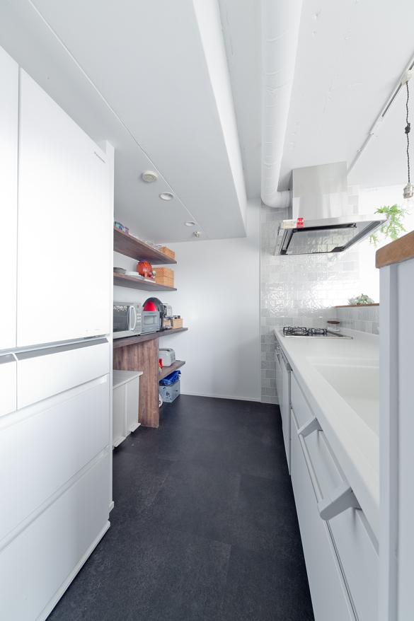 「長方形を楽しむ。シンプル＆グリーンの暮らし」のキッチン