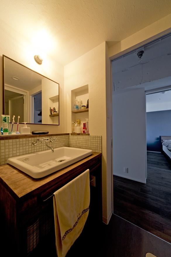 「長方形を楽しむ。シンプル＆グリーンの暮らし」のお風呂・洗面所・トイレ