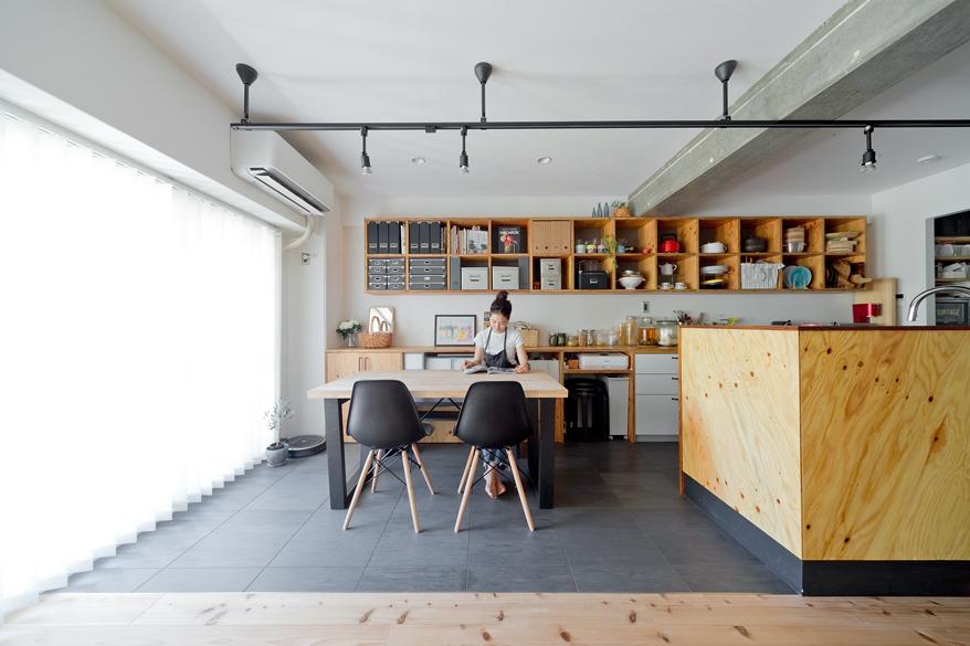 ダイニングキッチンで、料理が趣味の奥様はのんびり過ごすのがお好み。お気に入りの調味料なども揃いの瓶に入れればあっという間に魅せる収納に変身。収納ケースのサイズや色を揃えて、大容量の壁面収納を上手に使い切っておられます。