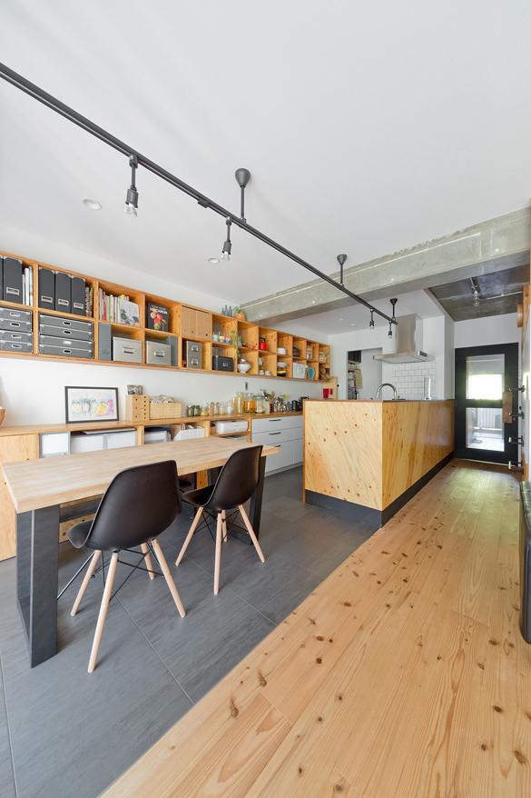 ダイニングとリビングで変化をつけた床材が部屋の雰囲気を引き締めてくれています。