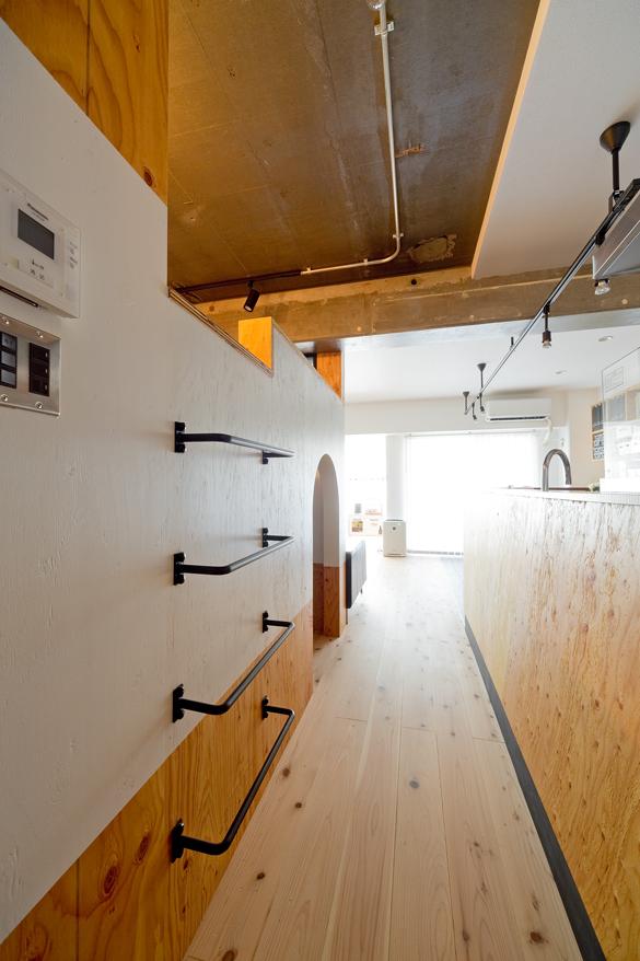 キッチンの向かいがキッズスペース、優しく大人の視線も通り、ひょっこりと隠れることもできるとお子様も大満足。