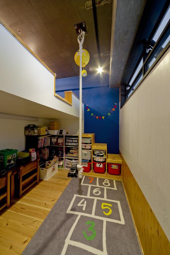 クライミングロープを設置し、ロフトへ行き来。子供たちも友達を沢山つれてくるそうなのですが、未だ登りきれた子はいないとか。
これからの成長が楽しみになるひと工夫です。