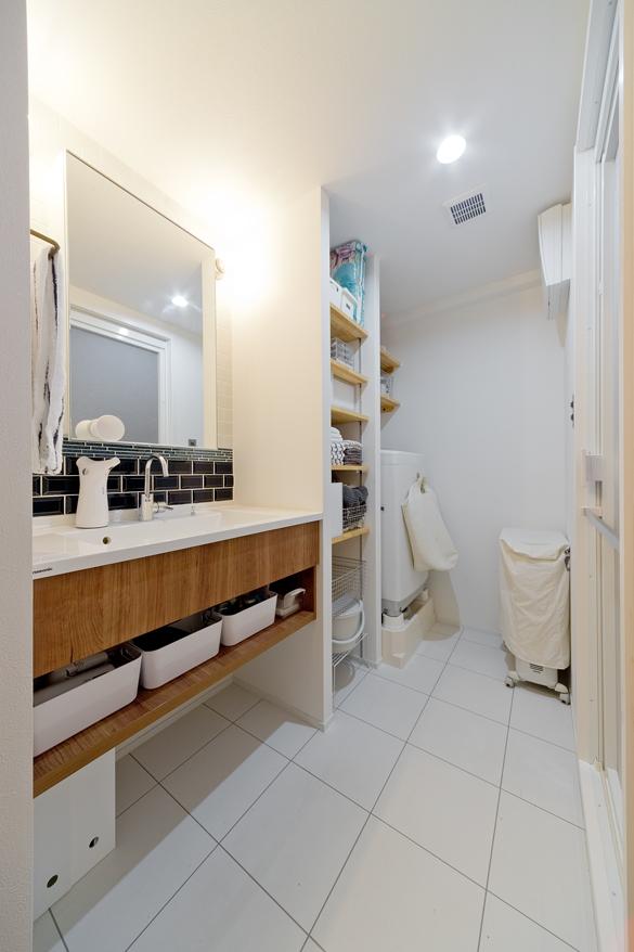 サニタリーは白で統一し、クリーンでシンプルにまとめています。