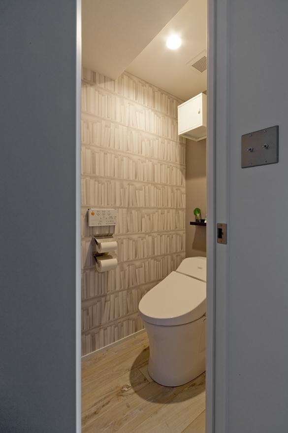 トイレはクロス貼りですが、アクセントをつけて遊び心を。