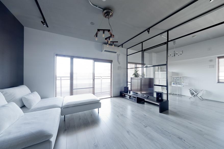 視線が通る気持ちの良いリビング空間。