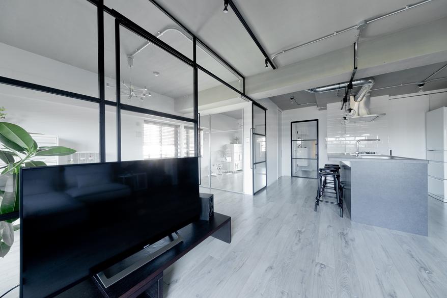 廊下とリビングを繋ぐ扉も視界が開ける気持ちよさがあります。