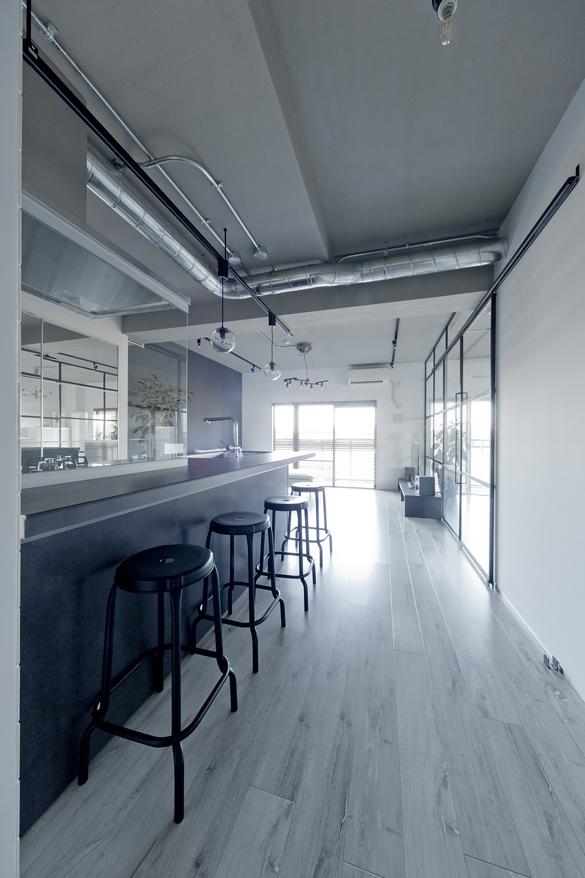 カウンター付キッチンなので、脚長の椅子を設置し、ダイニングテーブル兼ねて使用。
家具の多さにごちゃつかないのがメリットです。