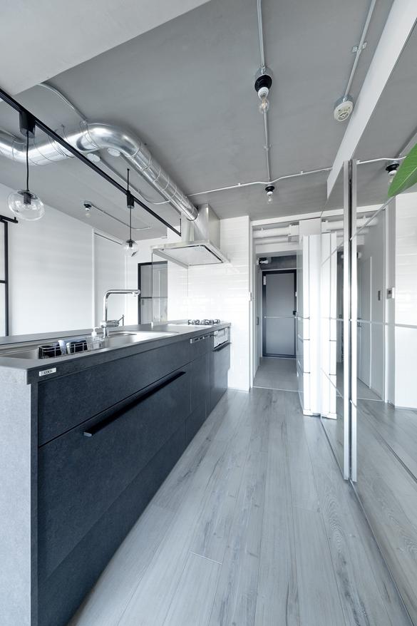 キッチン内部はダークグレーで統一し、洗練された雰囲気の清潔なキッチンに。