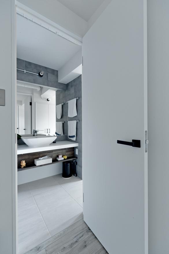 サニタリー空間もモノトーン。清潔感あふれる大人モダンな雰囲気が素敵です。