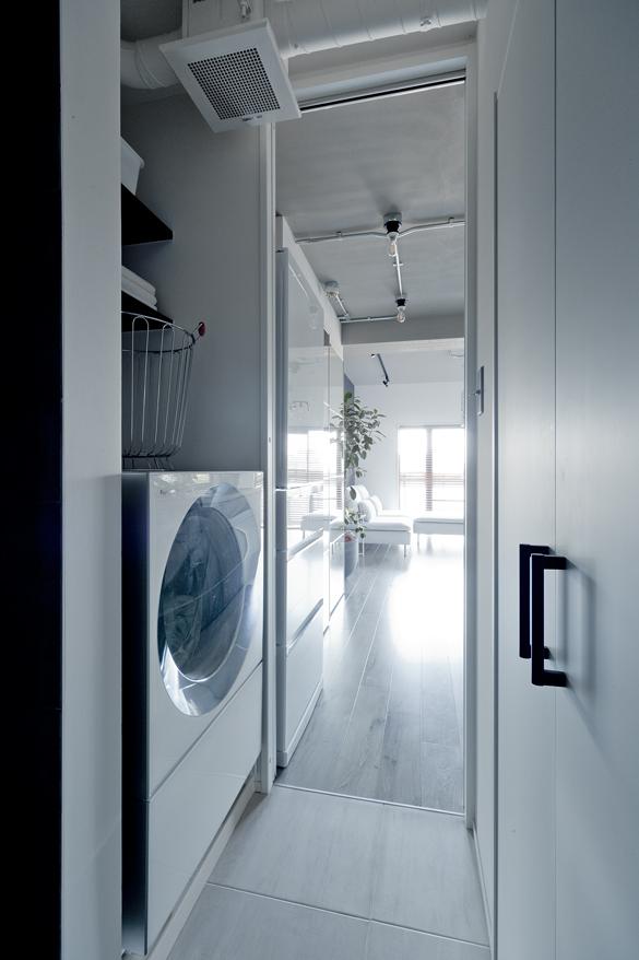 お気に入りの家電・洗濯機もぴったり収まる設計に。キッチンからアクセスできるサニタリーなので、使い勝手もばっちり。