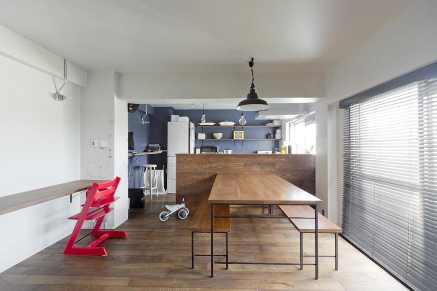 大人モダンな雰囲気漂うツートンの色遣いがカッコいいリビングダイニング。そこにちょこんと置かれたお子様のアイテムもセンスの良さを感じるモノたちばかりです。