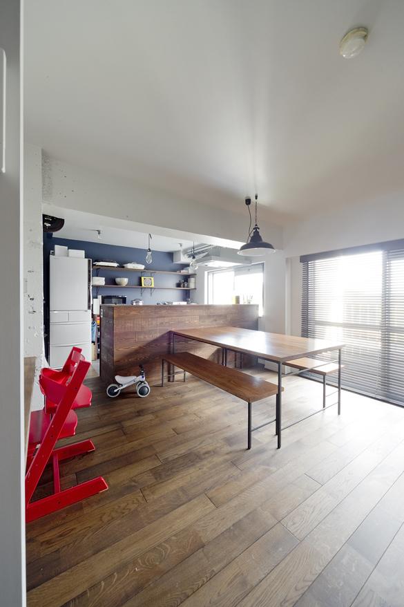 「ツートンカラーを楽しむアーバンスタイルリノベーション」のリビングダイニング