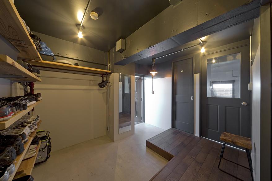 こちらのお宅の中心はなんといっても土間空間！玄関を開けるとそこにはすべての部屋にアクセスできる空間が現れます。三方向統一された扉がズラリ。雰囲気ある隠れ家へ迷い込んだような感覚になります。