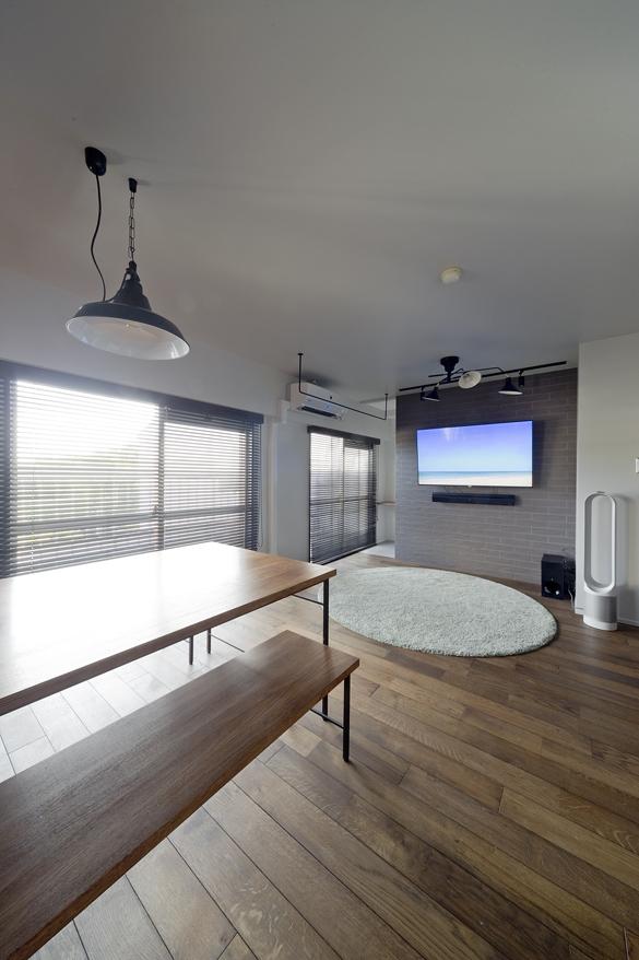 開口部が広めのリビングでは光溢れ、日中の心地よさといったらこの上ないほど・・・
雰囲気を壊さないように配線を隠し、TVも壁付けにしました。よりスタイリッシュで都会的な印象です。
そのTV裏は実はウォークインクローゼット。家事同線を考慮し、窓からのアクセスが良い場所に配しました。