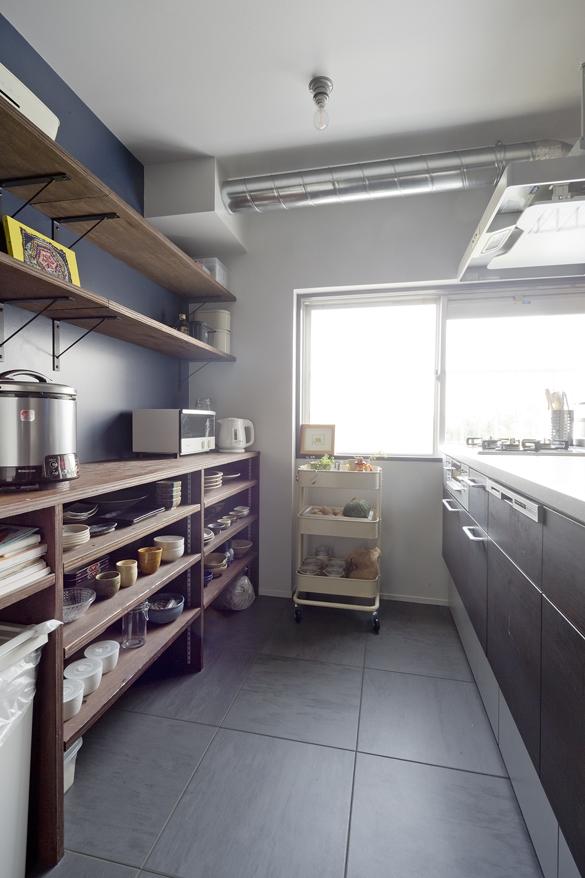 収納たっぷりの対面キッチン。敢えて全てをオープンの棚として常日頃から整頓できるように。
潔くオープンにしたことで、キッチン内に不必要に溜めこむことが減り一石二鳥です。
床はフロアタイルを使い、掃除もしやすく、見た目も素敵に。