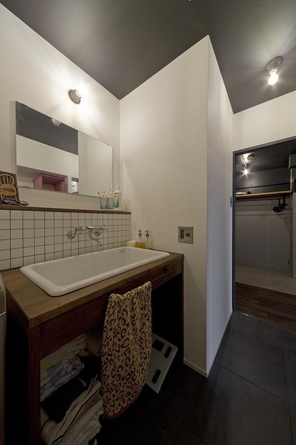 サニタリーには扉がありません！リビングから続きで入ることのできる間取りを採用しました。
キッチンやウォークインクローゼットとお揃い床タイルのダークな色合いと壁の清潔感感じる白との相性がばっちりです。