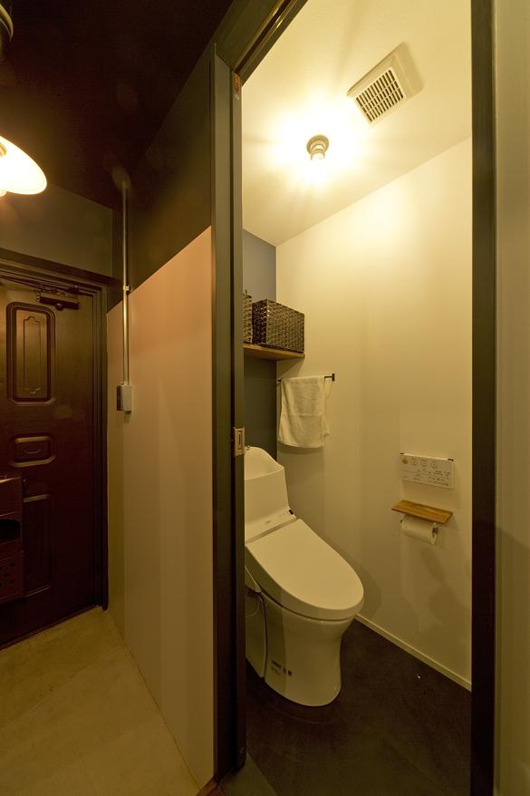 玄関よりすぐの引き戸を開けるとそこにはトイレが。家中の色に統一感があり、それはトイレも同じこと。
徹底した色彩でどこを見てもかっこいいなと思わせてくれます。