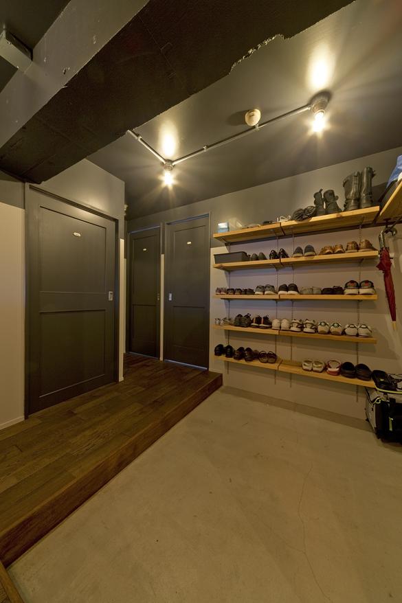 こんなに広く土間空間を取るマンションリノベーションはなかなかお目にかかれない！オープン靴収納でさらに空間を広く感じさせてくれます。