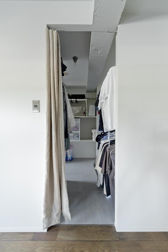 リビングから見えるウォークインクローゼット。