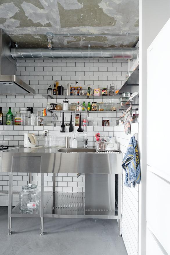 オープンステンレスキッチン。すべて見せる・飾る収納としてオープンにしました。棚とキッチン天板・脚など素材を統一させているのでごちゃつき感も軽減。背面のサブウェイタイルとの相性もぴったりでインダストリアルな雰囲気に。