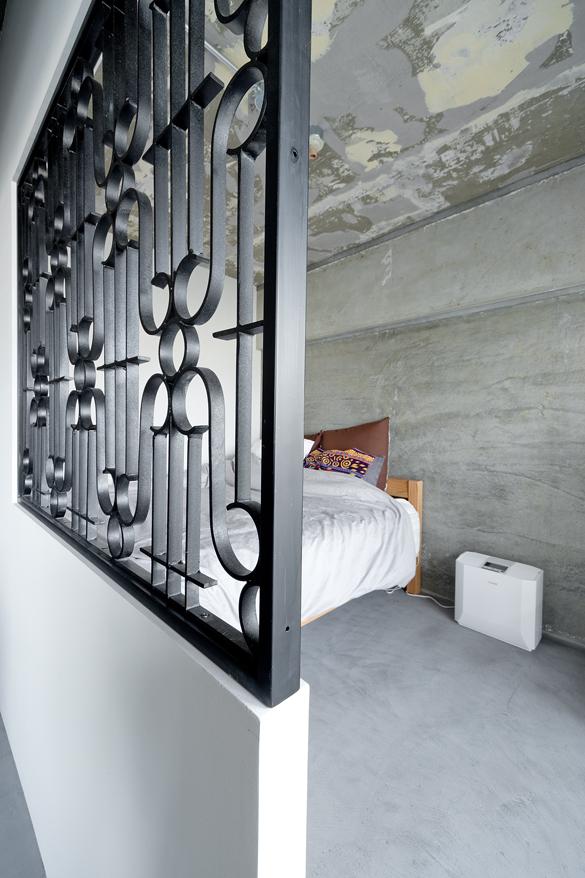 寝室もセミオープンにし、アイアンのアラベスク模様のフェンスで仕切りました。こちらは施主様が持ち寄った品で、周囲のガラス間仕切りともよく合っています。