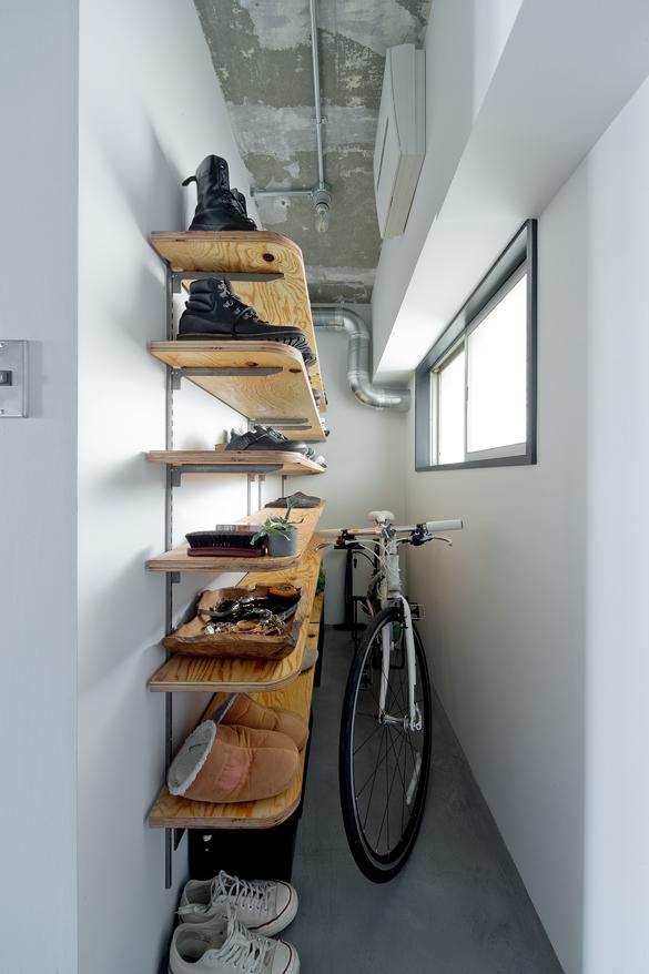 玄関スペースもオープン棚の靴収納を用意。愛車の自転車は部屋のどの部分に置いてもよし。玄関にもぴったりでした。
