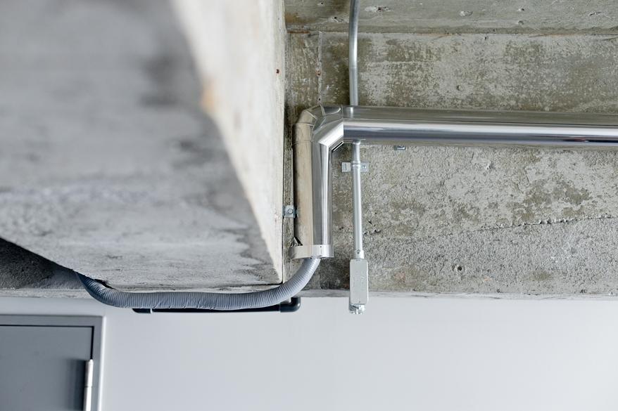 天井に露出した配管と梁。安打ストリアルな荒々しい印象と優しく差し込む光のバランスがちょうどよいです。