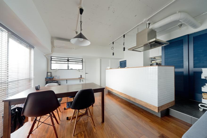 シンプルな色合いの中でパッと目を引くダークブルーのアクセントカラーを加えた大人っぽいモダンなリノベーションが出来上がりました。