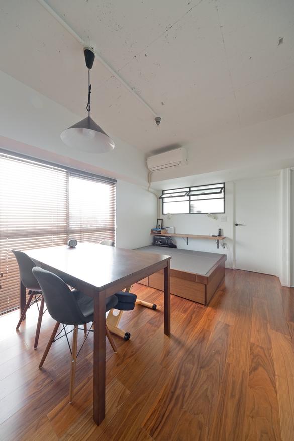 畳スペースが欲しくて「畳が丘」をチョイス。カウンターを取り付けた壁からは腰掛けとして利用し、収納にもなり、またゴロンと寝転がれるスペースにも。