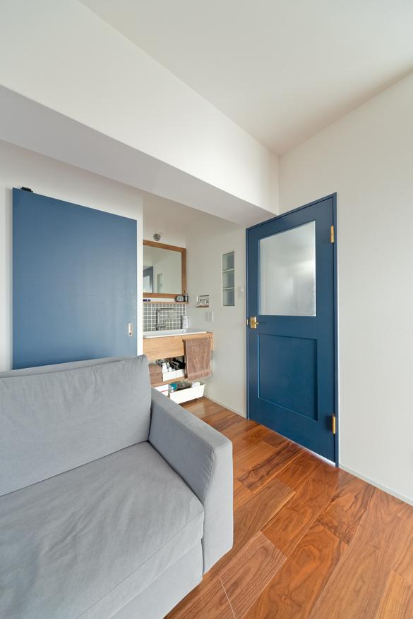 洗面スペースはリビングに露出するかたちに。お子様の手洗い習慣も身に付きやすいと好評でした。