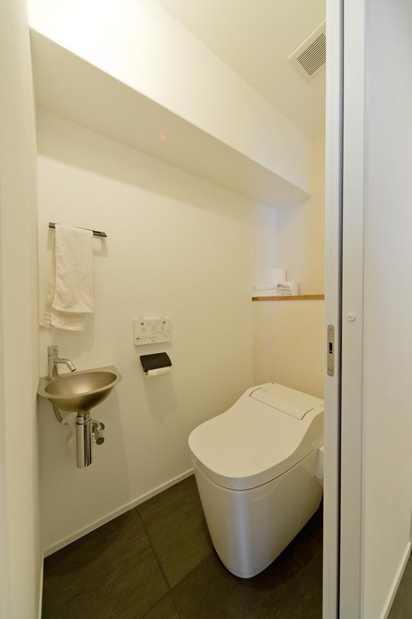 手洗い器別に設置してステンレスの質感を楽しむトイレ。サンワカンパニー製のものを選び、シンプルながらもかっこいい雰囲気に。