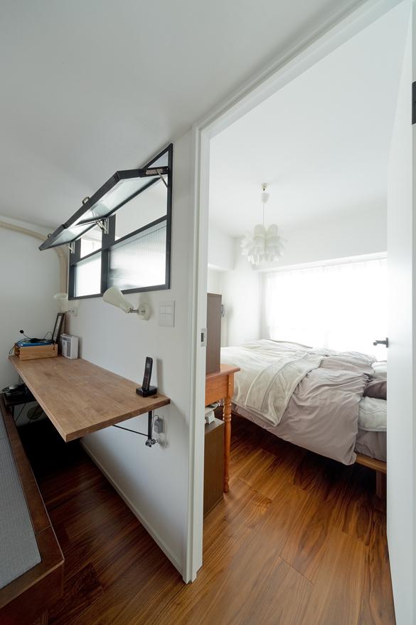 寝室前にカウンターを設けてちょっとした書斎スペースに。畳が丘を椅子替わりに使う大胆な配置。造作した室内まどから漏れる光で優しい空間になりました。