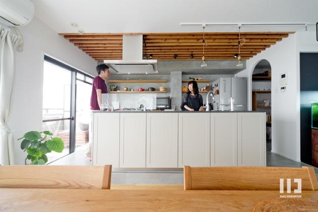 「生き物を愛するアースカラーのおうち」のリビングダイニング